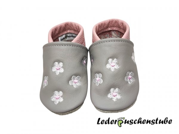 Lederpuschen steingrau-rosa Namen Ferse steingrau; Stickerei 6 Blümchen beiderseits weiß-rosa